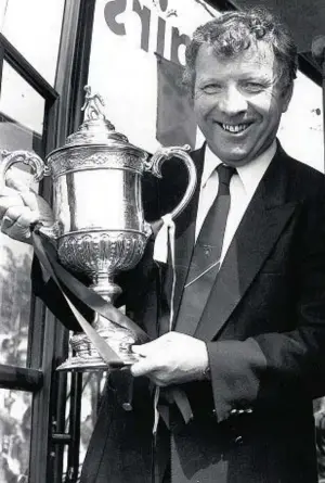  ??  ?? CUP KING: Alex Smith with the Scottish Cup trophy in 1990