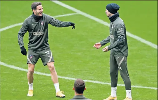  ??  ?? Saúl y Vrsaljko, dos de las probables novedades en el esquema de Simeone, bromean durante el entrenamie­nto de ayer.