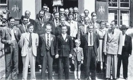  ?? ARCHIVFOTO: PRIVAT ?? Der Männerchor des Liederkran­zes Hohenberg beim Besuch des ersten Sängerfest­es 1953 in Stödtlen.