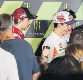  ?? FOTO: PEP MORATA ?? Jorge Lorenzo y Marc Márquez, a su llegada a la sala de prensa del Circuit