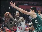  ?? Luis Sinco Los Angeles Times ?? LOU WILLIAMS, in the unusual role of starter, scored 34 points but made only nine of 27 shots.