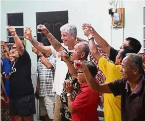  ??  ?? One of us: A file photo of Bourdain and Entalau longhouse folks toasting to welcome the Gawai Dayak festival.