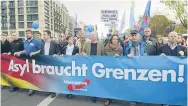  ??  ?? Alemanes sostienen una pancarta con la leyenda: “El asilo necesita fronteras”, uno de los principios del AfD.