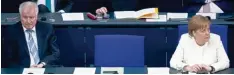  ?? Foto: Kay Nietfeld, dpa ?? Schon wieder so weit voneinande­r entfernt: Horst Seehofer und Angela Merkel am Dienstag im Bundestag. Zu ihrer Verteidigu­ng: Finanzmini­ster Olaf Scholz, der sonst zwischen den beiden sitzt, steht da gerade am Rednerpult.