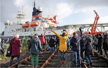  ?? –GETTY ?? Amis et familles s’étaient rassemblés sur le port pour accueillir le Polarstern et son équipe.