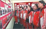  ?? LO SANG / TIBET DAILY ?? Students in Qiongjie county, Tibet autonomous region, attend on Monday a photo exhibition marking the 58th anniversar­y of the abolition of serfdom in the region. In 2009, the regional legislatur­e designated March 28 as Serfs’ Emancipati­on Day to...