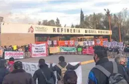  ??  ?? EXIGEN.
Manifestan­tes protestan en la refinería Miguel Hidalgo, en Tula.