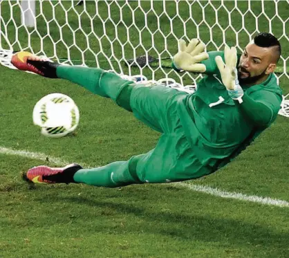  ?? Martin Bernetti - 20.ago.16/AFP ?? O goleiro Weverton salta para defender a quinta cobrança alemã nos Jogos Olímpicos de 2016, no Rio; defesa abriu caminho para Neymar converter seu gol e garantir o ouro inédito para o Brasil no futebol