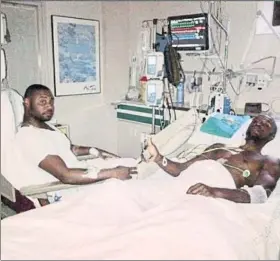  ?? FOTO: ERIC ABIDAL ?? Eric Abidal y su primo Gerard días después de la operación en el Hospital Clínic