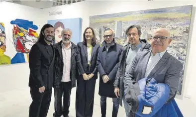  ?? GOBIERNO DE ARAGÓN ?? El director general de Cultura del Gobierno de Aragón, Pedro Olloqui, en el estand de Olga Julián Projects en JustMad.