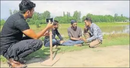  ?? WASEEM ANDRABI/HT ?? Members of Kalkharab group shooting a video on the banks of Jhelum in Panzinara.