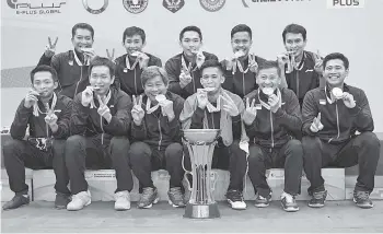  ?? Gambar BERNAMA ?? PEMAIN badminton daripada Indonesia bergambar bersama selepas bergelar Juara pada Kejohanan Badminton Asia 2018 (BATC) di Stadium Sultan Abdul Halim pada Ahad. -