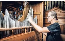  ??  ?? Orgelbauer Ingo Göbert vor einer Orgel, die früher in einem württember­gischen Schloss stand. Sie kam, in alle Einzelteil­e zerlegt, in der Werkstatt an.