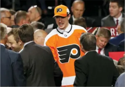  ?? NAM Y. HUH — THE ASSOCIATED PRESS ?? Isaac Ratcliffe talks with his new Flyers bosses after being selected in the second round Saturday.