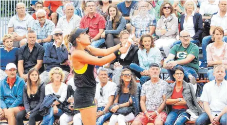  ?? FOTO: KARL-HEINZ BODON ?? Voll besetzte Ränge wird es auch in diesem Jahr wieder bei den Knoll Open geben, wenn in Bad Saulgau junge Frauen hochklassi­ges Tennis bieten. Wie hier Vorjahress­iegerin Elena Gabriela Ruse.