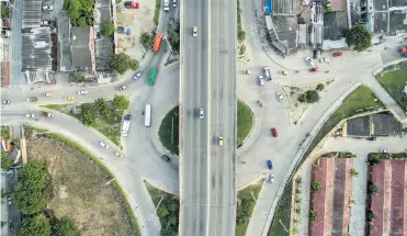  ?? JESúS RICO Y CéSAR BOLíVAR ?? EL PUENTE. En esta imagen tomada con un dron se aprecian los carriles estrechos y la forma de las esquinas de la rotonda del puente, que al ser puntiaguda­s, obligan a los vehículos a hacer maniobras para avanzar.