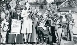  ??  ?? Judy Garland, presa de los lascivos munchkins en Oz