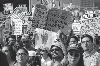  ?? (AP) ?? Por sus derechos. El destino de muchos inmigrante­s puede quedar en manos de los tribunales.