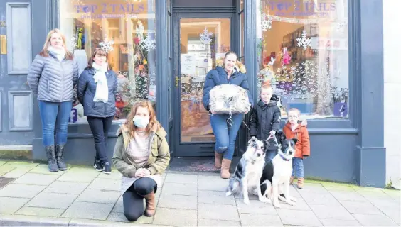  ??  ?? Raffle success Sharon and Nicola Fridge, of Top2Tails, Home Alone’s Michele Bilsland and hamper winners Debbie, Lochlan and Logan McInally, with Willow and Bracken