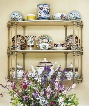  ??  ?? ABOVE Next to the left- hand window in the second- oor bedroom, this pretty set of Regency painted shelves holds some of the early china that Rory loves and collects. A New Hall ‘slop bowl’ from a late 18th- century tea set (second from the right on...