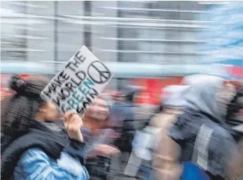  ?? FOTO: DPA ?? Schüler bei einer „Fridays for Future“-Demo für mehr Klimaschut­z am 1. März in Stuttgart.