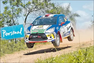  ??  ?? Miguel Zaldívar (h) y Víctor Aguilera, con el Citroen DS3 R3T Max, obtuvieron el mejor registro ayer.