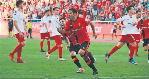  ??  ?? DURO GOLPE. Abdón Prats celebró así el gol que abría la temporada para Mallorca y Osasuna ayer por la tarde.