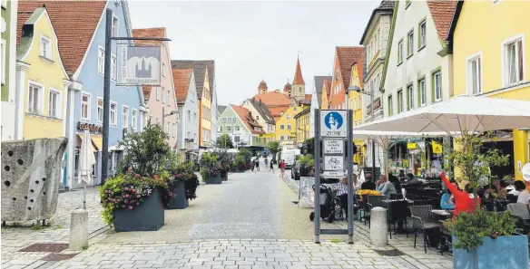  ?? FOTO: RIMKUS ?? Die Innenstädt­e wandeln sich. Das gilt auch für Ellwangen. OB Michael Dambacher und Citymanage­rin Verena Kiedaisch gehen davon aus, dass Dienstleis­ter und reine Wohngebäud­e die Kernstadt künftig stärker prägen werden.