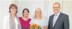  ?? FOTO: PAUL HAUG ?? Bürgermeis­ter Walter Hengstler empfing Marion Degenkolb zusammen mit Birgit Elsäßer und Claudia Buschli (von links).