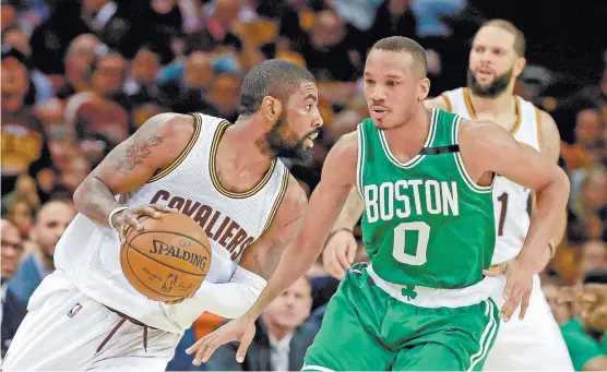  ??  ?? Kyrie Irving (i), ante la marca de Avery Bradley