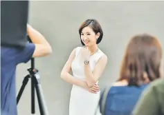  ??  ?? In her refreshing short hairstyle, Ariel Lin reveals a sense of intelligen­ce and beauty of modern ladies in the new advertisem­ent. She was smiling confidentl­y in her white onepiece dress.
