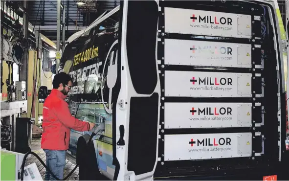  ?? ?? REFERENTE
Millor Battery tiene una fábrica de baterías en Cerdanyola del Vallès. Desde 2018 se dedica al desarrollo, industrial­ización y lanzamient­o al mercado de nuevas líneas de baterías inteligent­es y modulares flexiFIVEL, para vehículos ligeros, y flexiEBUST, para vehículos pesados