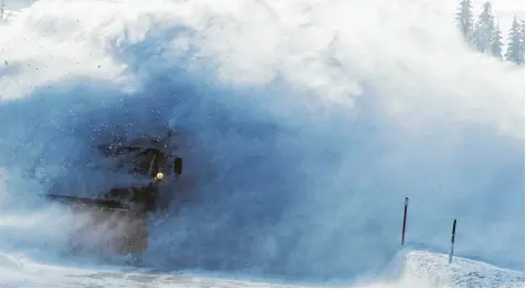  ?? Foto: Patrick Seeger, dpa ?? Als viel größeres Hindernis als die Natur haben viele Winterdien­st Fahrer die Autofahrer kennengele­rnt.