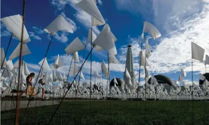  ?? Photograph: Ringo Chiu/Zuma Press Wire/Rex/Shuttersto­ck ?? A Covid-19 memorial made of white flags representi­ng lives lost to coronaviru­s is seen in Los Angeles.