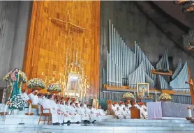  ??  ?? En la Basílica de Guadalupe se ofició una misa por los 56 ministros de culto que se trasladará­n al Colegio Mexicano de Roma para continuar sus estudios eclesiásti­cos.