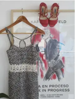  ??  ?? Arriba: vestido comprado en las calles de Cuba con detalle en crochet; izquierda: en su colección de joyas se incluyen marcas como Chanel y Paula Mendoza. En página opuesta: colección de bolsos de Chanel y la firma colombiana Baletti.