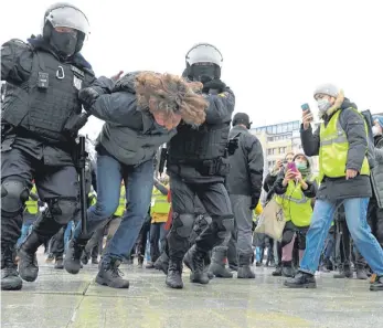  ?? FOTO: KIRILL KUDRYAVTSE­V/AFP ?? Mehr als 3600 Menschen nahm die Polizei am Wochenende in Russland fest.