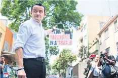  ??  ?? Mikel Arriola se reunió con vecinos de la colonia Tabacalera en el parque San Carlos, quienes le manifestar­on su enojo por la colocación de las máquinas.