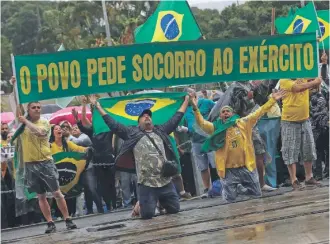  ?? / AP ?? lienzo es levantado por bolsonaris­tas frente a un cuartel militar en Río.