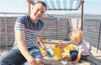  ?? FOTO: MICHAEL HOCHHEUSER ?? Familienme­nsch: Der Gosheimer Bürgermeis­terkandida­t Andre Kielack mit Sohnemann Janne im heimischen Sandkasten.