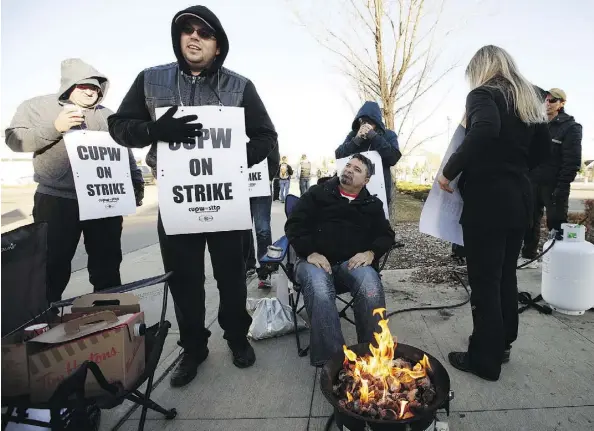  ?? JASON FRANSON/THE CANADIAN PRESS ?? Canada Post workers launched rotating strikes in four cities on Monday. The Canadian Federation of Independen­t Business warned that continued job action could harm small businesses, many of which still pay each other via paper cheques sent by mail.