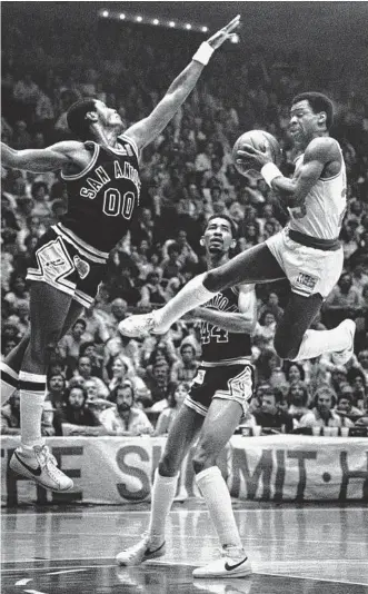  ?? Associated Press file ?? Calvin Murphy, right, led the Rockets past the Johnny Moore (00), George Gervin and the Spurs in a pair of 1980s playoff series that went the distance.