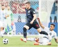  ??  ?? domiNio. Ante Rebic se quita la débil barrida del argentino Eduardo Salvio.