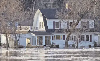  ?? - Archives ?? Le gouverneme­nt provincial devrait acheter les maisons situées dans les zones inondables plutôt que de dédommager les résidants à chaque nouvelle inondation, selon un chercheur.