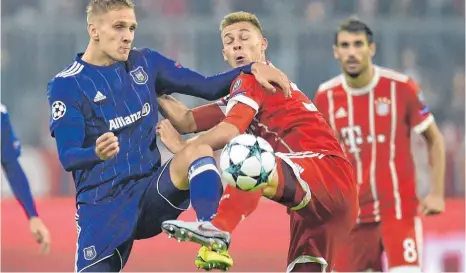  ?? FOTO: DPA ?? Haltung ausbaufähi­g, Ergebnis top: Im Hinspiel besiegten die Münchner um Torschütze Joshua Kimmich (Mitte) Anderlecht mit 3:0.