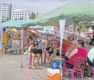  ?? NÉSTOR MENDOZA / EXPRESO ?? Turismo. En un mismo espacio están las embarcacio­nes de pescadores y los turistas que llegan a Villamil Playas.