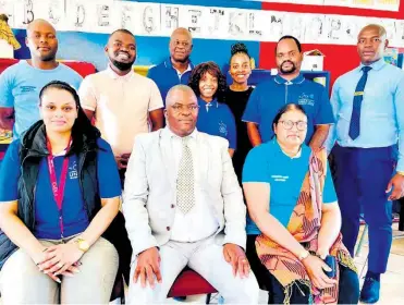  ?? ?? School principal Mr Zibani (seated, middle), Prof Syamala (seated, right), Mr Mbuthu (right, standing), with the Unizulu Science Centre and I Learn to Live teams