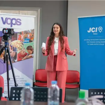  ?? ?? Chloe Cauchi wins the JCI Malta Public Speaking Competitio­n