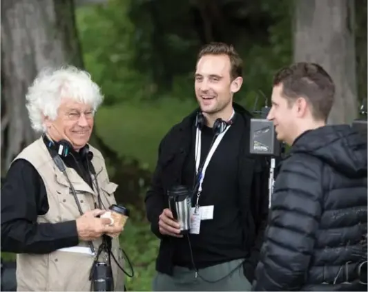  ?? PHOTO COURTOISIE MGM STUDIOS ?? Joel Dicker et Jean-Jacques Annaud se retrouvent sur le plateau de tournage de La Vérité sur l’affaire Harry Quebert.