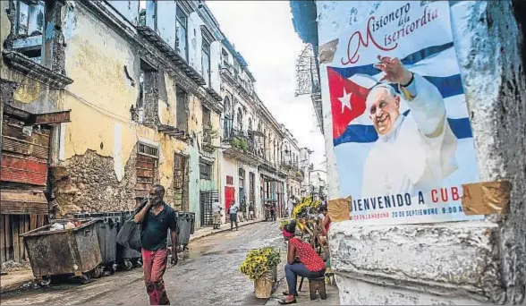  ?? YAMIL LAGE / AFP ?? Un cartel en una calle de La Habana da la bienvenida al Papa en su próxima visita a la isla